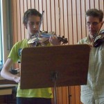 Herr Schubert musiziert mit seinem Schüler