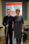 Tobias Neubert mit Dozentin Claudia Studt-Schu beim Preisträgerkonzert Jugend musiziert 2018